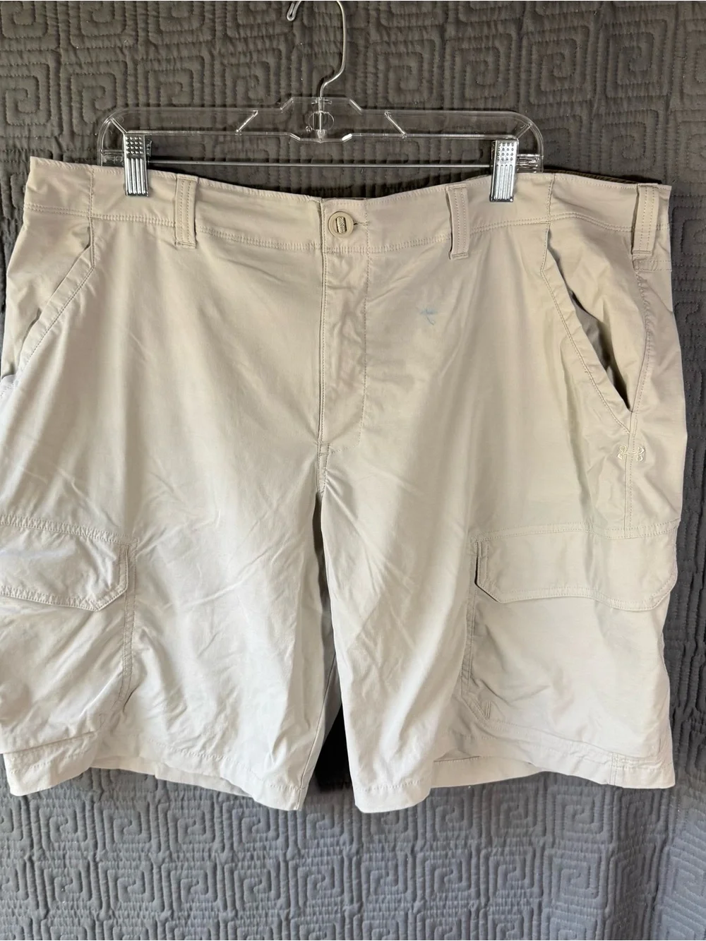 Under Armour Fish Hunter Mens Size 42 Cargo Shorts Khaki Beige HeatGear Loose